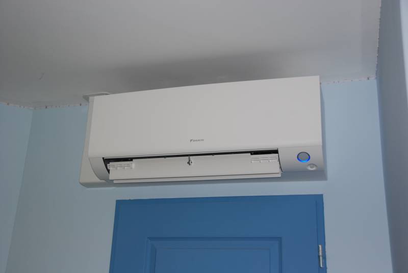 Pose d'une clim réversible DAIKIN pour chambre à Gardanne