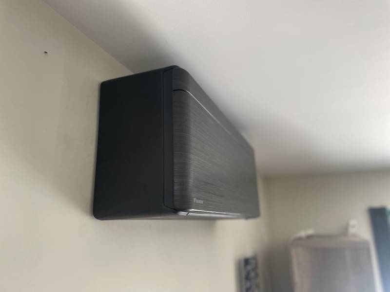 Pose d'une climatisation bi-split DAIKIN dans une maison à la Tour-d'Aigues dans le Vaucluse