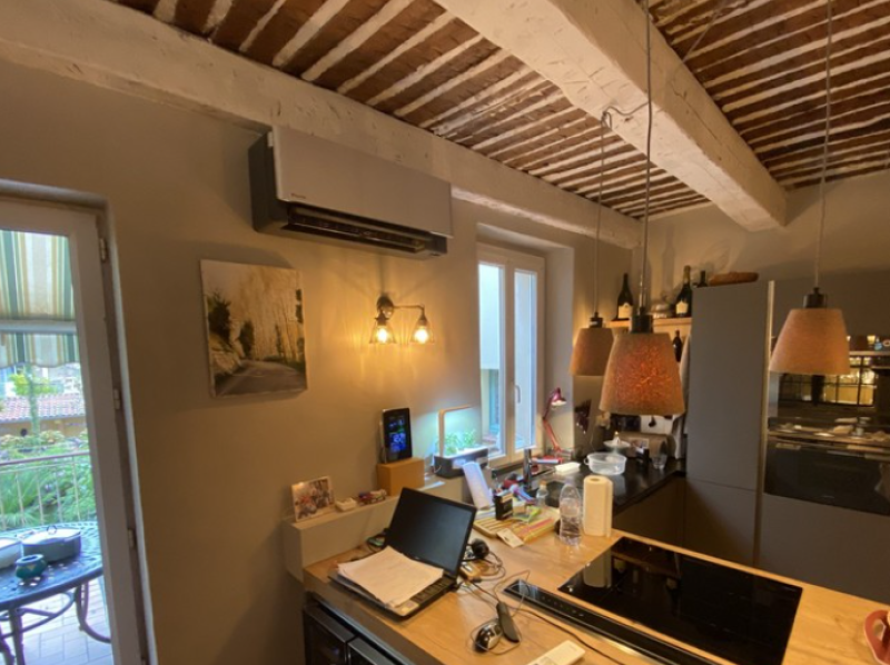 Installation d'une climatisation réversible tri-plit de la marque Daikin dans une maison de manosque.