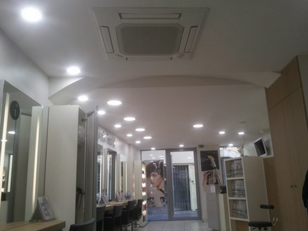 Installation d'une climatisation mono split cassette de la marque Daikin dans un salon de coiffure a Manosque
